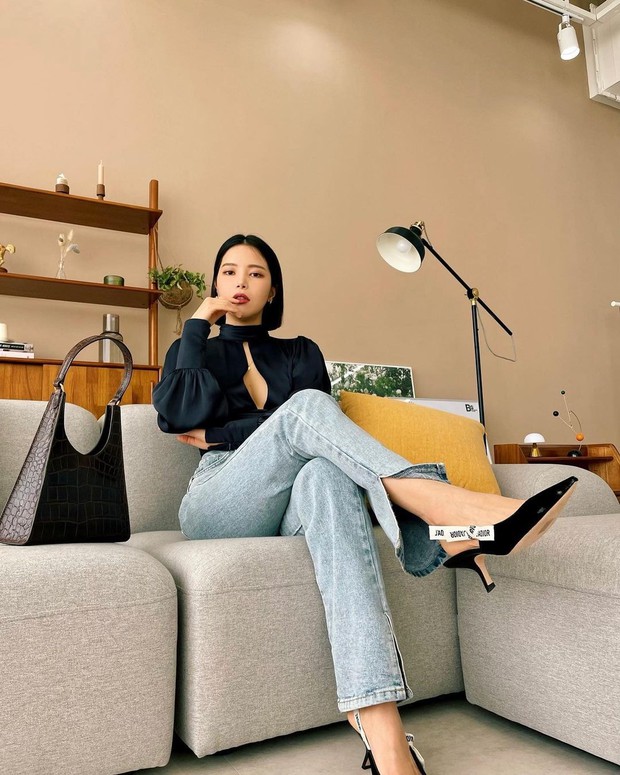 2 thái cực khi diện áo hở bạo: Jennie che đậy để tránh hớ hênh trong khi Solar (MAMAMOO) khoe body ná thở - Ảnh 7. 2 thái cực khi diện áo hở bạo: Jennie che đậy để tránh hớ hênh trong khi Solar (MAMAMOO) khoe body ná thở - Ảnh 7.