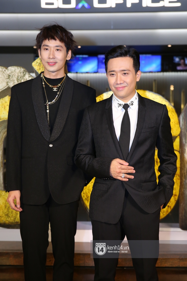 Cặp đôi nhà Đông Nhi, Lệ Quyên thi nhau show ân ái không kém cạnh Trấn Thành - Hariwon ở siêu thảm đỏ Bố Già - Ảnh 1. Cặp đôi nhà Đông Nhi, Lệ Quyên thi nhau show ân ái không kém cạnh Trấn Thành - Hariwon ở siêu thảm đỏ Bố Già - Ảnh 1.