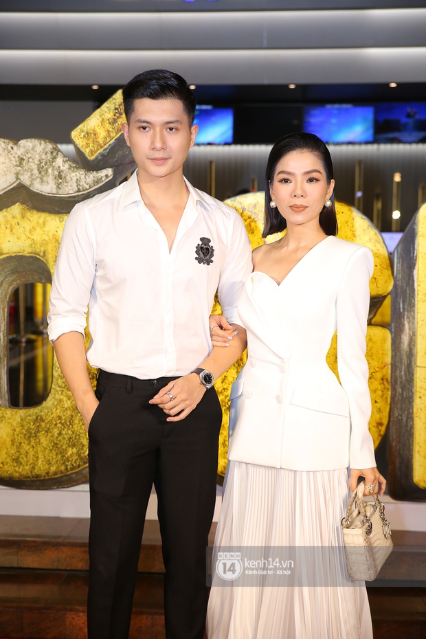 Cặp đôi nhà Đông Nhi, Lệ Quyên thi nhau show ân ái không kém cạnh Trấn Thành - Hariwon ở siêu thảm đỏ Bố Già - Ảnh 4. Cặp đôi nhà Đông Nhi, Lệ Quyên thi nhau show ân ái không kém cạnh Trấn Thành - Hariwon ở siêu thảm đỏ Bố Già - Ảnh 4.