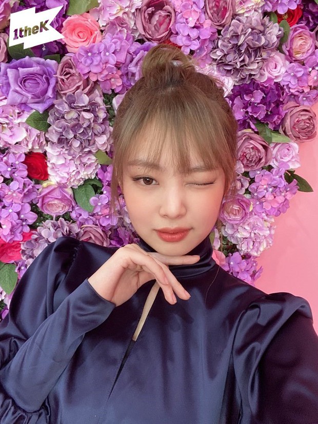 2 thái cực khi diện áo hở bạo: Jennie che đậy để tránh hớ hênh trong khi Solar (MAMAMOO) khoe body ná thở - Ảnh 3. 2 thái cực khi diện áo hở bạo: Jennie che đậy để tránh hớ hênh trong khi Solar (MAMAMOO) khoe body ná thở - Ảnh 3.