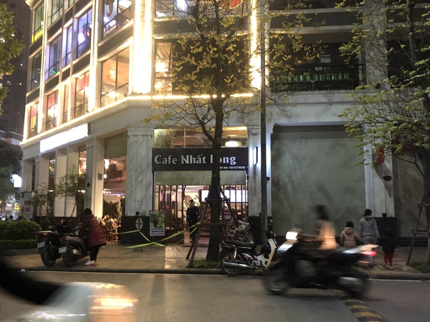 Hà Nội: Người đàn ông đang uống cà phê thì đi lên tầng 5 rồi nhảy xuống - Ảnh 1. Hà Nội: Người đàn ông đang uống cà phê thì đi lên tầng 5 rồi nhảy xuống - Ảnh 1.