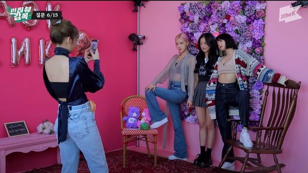 2 thái cực khi diện áo hở bạo: Jennie che đậy để tránh hớ hênh trong khi Solar (MAMAMOO) khoe body ná thở - Ảnh 6. 2 thái cực khi diện áo hở bạo: Jennie che đậy để tránh hớ hênh trong khi Solar (MAMAMOO) khoe body ná thở - Ảnh 6.