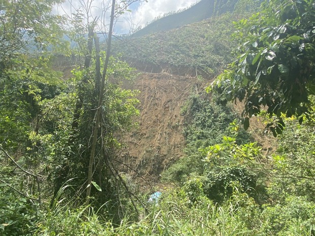 Da Nang: The truck carrying the glue lost its brake and slid off the cliff and crushed the deadly worker and driver - Photo 1.