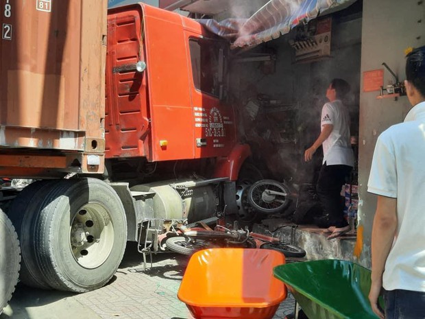 TP.HCM: Xe container đâm vào nhà dân, một người tử vong tại chỗ - Ảnh 1. TP.HCM: Xe container đâm vào nhà dân, một người tử vong tại chỗ - Ảnh 1.