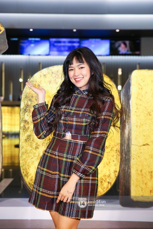 Cặp đôi nhà Đông Nhi, Lệ Quyên thi nhau show ân ái không kém cạnh Trấn Thành - Hariwon ở siêu thảm đỏ Bố Già - Ảnh 13. Cặp đôi nhà Đông Nhi, Lệ Quyên thi nhau show ân ái không kém cạnh Trấn Thành - Hariwon ở siêu thảm đỏ Bố Già - Ảnh 13.