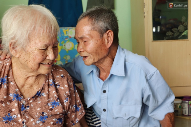 60 năm làm vợ chồng, ông vẫn giặt đồ, tắm gội cho bà lúc ốm đau, bệnh tật: Tui không có con, cả đời này có mình bả thôi - Ảnh 2.