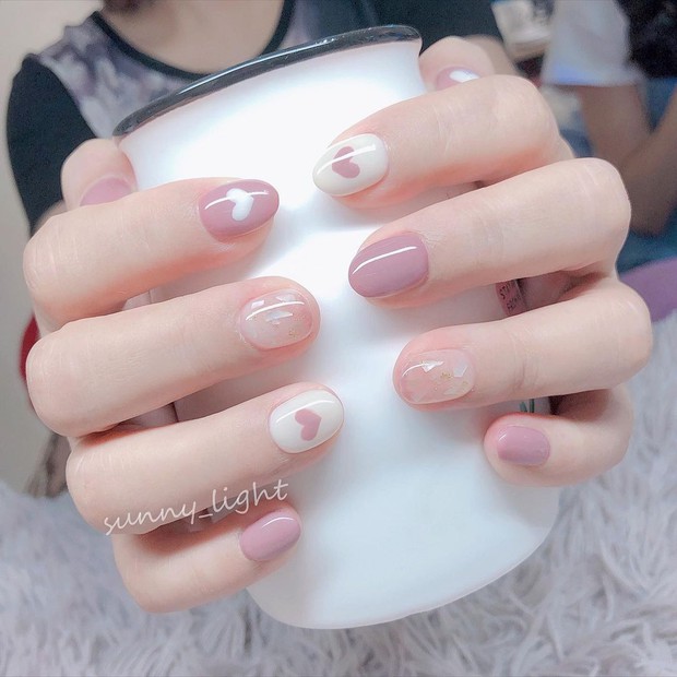 Gợi ý 12 mẫu nail xinh tươi nhẹ nhàng cho các nàng “triển” dịp 8/3: Áp lên tay là thấy xịn mịn hẳn - Ảnh 4.