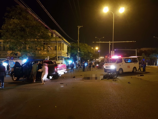 Xe máy va chạm với ô tô bán tải, 1 thanh niên chết thảm, 2 người nguy kịch - Ảnh 2.