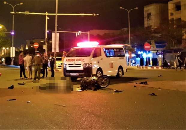 Xe máy va chạm với ô tô bán tải, 1 thanh niên chết thảm, 2 người nguy kịch - Ảnh 1.