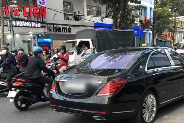 Clip dừng ôtô Mercedes giữa cầu Rồng để chụp ảnh cùng bạn gái, nam thanh niên bị xử phạt - Ảnh 2.