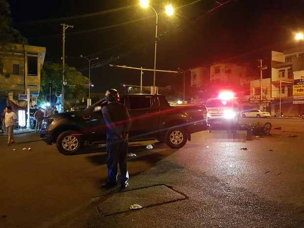 Xe máy va chạm với ô tô bán tải, 1 thanh niên chết thảm, 2 người nguy kịch - Ảnh 4.