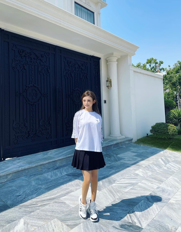 Huyền Baby khoe nhà to y lâu đài, hội bạn gái phu nhân đại gia chỉ chăm chăm khen nhan sắc như gái 18 - Ảnh 1. Huyền Baby khoe nhà to y lâu đài, hội bạn gái phu nhân đại gia chỉ chăm chăm khen nhan sắc như gái 18 - Ảnh 1.