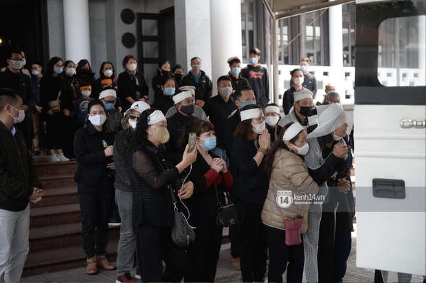 Tang lễ cố NSND Trần Hạnh: Gia quyến bật khóc, NS Công Lý - Chí Trung và dàn nghệ sĩ ngậm ngùi tiễn biệt người quá cố - Ảnh 3. Tang lễ cố NSND Trần Hạnh: Gia quyến bật khóc, NS Công Lý - Chí Trung và dàn nghệ sĩ ngậm ngùi tiễn biệt người quá cố - Ảnh 3.