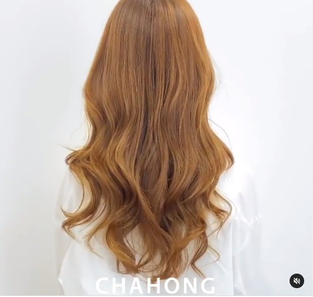 Uốn xoăn giả đẹp đi chơi 8/3 chỉ trong 1 nốt nhạc, dễ thế này mà làm không được nữa thì bó tay! - Ảnh 8. Uốn xoăn giả đẹp đi chơi 8/3 chỉ trong 1 nốt nhạc, dễ thế này mà làm không được nữa thì bó tay! - Ảnh 8.