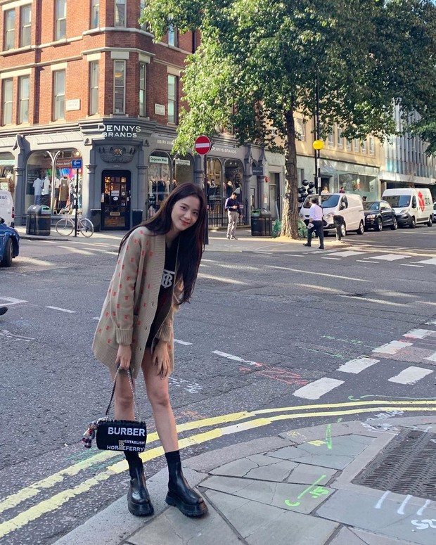 Hành trình của Jisoo tại Dior: Từng được cho là mờ nhạt, dần phủ sóng loạt cover tạp chí và trở thành cây Dior sống - Ảnh 7. Hành trình của Jisoo tại Dior: Từng được cho là mờ nhạt, dần phủ sóng loạt cover tạp chí và trở thành cây Dior sống - Ảnh 7.