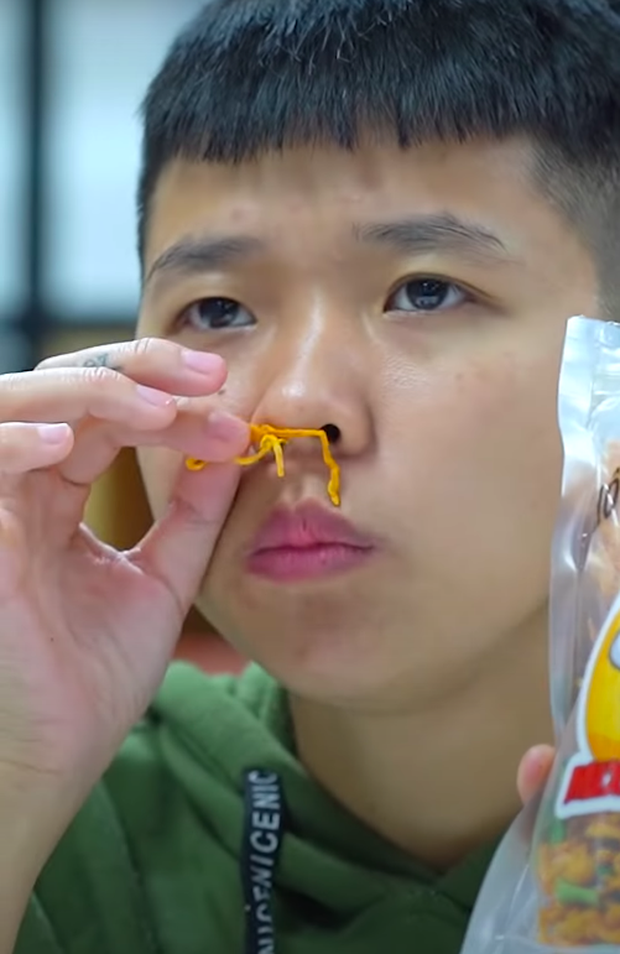 TikToker Tôm La Cà review shop ăn vặt của Độ Mixi như thế nào mà khiến dân mạng nháo nhào? - Ảnh 5. TikToker Tôm La Cà review shop ăn vặt của Độ Mixi như thế nào mà khiến dân mạng nháo nhào? - Ảnh 5.