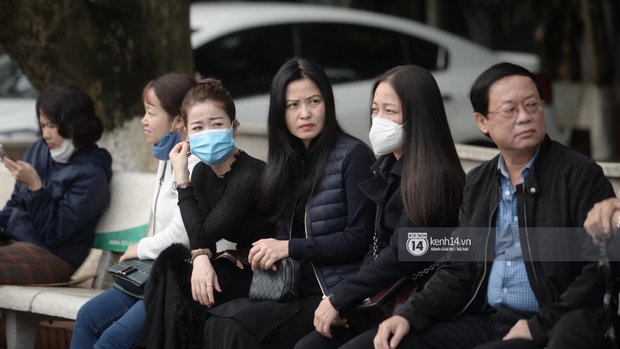 Tang lễ cố NSND Trần Hạnh: Gia quyến bật khóc, NS Công Lý và dàn nghệ sĩ ngậm ngùi tiễn biệt người quá cố - Ảnh 19.