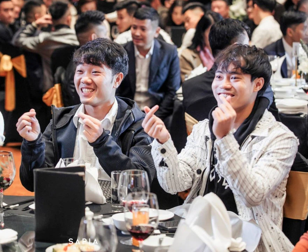 Văn Toàn song ca cùng Xuân Trường bản hit của Sơn Tùng M-TP, fan cảm thán: Quên luôn bản gốc - Ảnh 2. Văn Toàn song ca cùng Xuân Trường bản hit của Sơn Tùng M-TP, fan cảm thán: Quên luôn bản gốc - Ảnh 2.