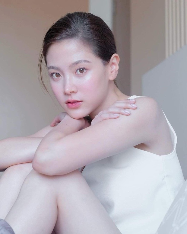 Loạt ảnh gây sốt của Baifern Pimchanok khiến dân tình xuýt xoa: Sao có thể vừa ngây thơ, vừa gợi cảm đến vậy! - Ảnh 2. Loạt ảnh gây sốt của Baifern Pimchanok khiến dân tình xuýt xoa: Sao có thể vừa ngây thơ, vừa gợi cảm đến vậy! - Ảnh 2.