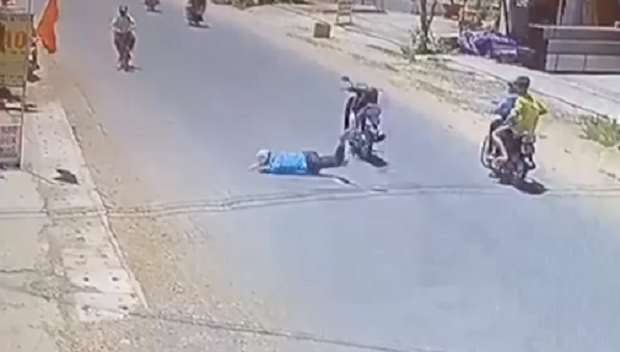 Nam thanh niên ngã văng xuống đường, lồm cồm bò dậy thì không thấy xe đâu, dân mạng xem kỹ clip mới thấy - Ảnh 2. Nam thanh niên ngã văng xuống đường, lồm cồm bò dậy thì không thấy xe đâu, dân mạng xem kỹ clip mới thấy - Ảnh 2.
