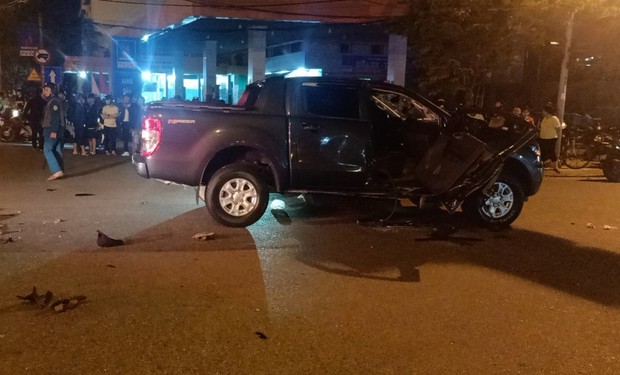 Xe máy va chạm với ô tô bán tải, 1 thanh niên chết thảm, 2 người nguy kịch - Ảnh 3.