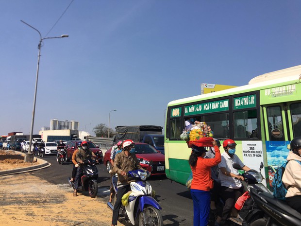 Bình Dương: Va chạm với xe ben, gia đình 4 người trên ô tô GrabCar hoảng loạn kêu cứu - Ảnh 3.