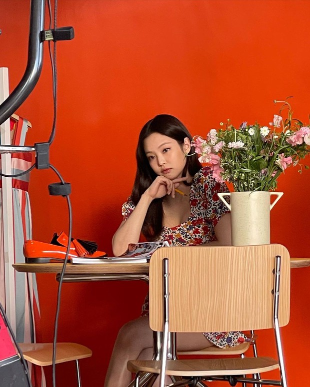 Jennie bung lụa trên Instagram sau tin hẹn hò G-Dragon: Mặt xinh hút hồn chưa hot bằng vòng 1 căng đầy ở hậu trường - Ảnh 3. Jennie bung lụa trên Instagram sau tin hẹn hò G-Dragon: Mặt xinh hút hồn chưa hot bằng vòng 1 căng đầy ở hậu trường - Ảnh 3.