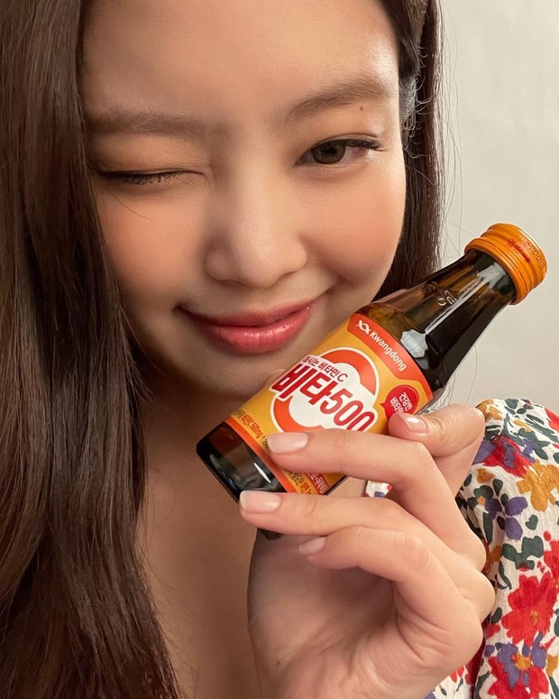 Jennie bung lụa trên Instagram sau tin hẹn hò G-Dragon: Mặt xinh hút hồn chưa hot bằng vòng 1 căng đầy ở hậu trường - Ảnh 6. Jennie bung lụa trên Instagram sau tin hẹn hò G-Dragon: Mặt xinh hút hồn chưa hot bằng vòng 1 căng đầy ở hậu trường - Ảnh 6.