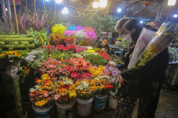 Sát 8/3, chợ hoa Quảng An tấp nập sau những ngày ế ẩm do COVID-19 - Ảnh 16.