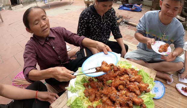 Nêm 1 loại gia vị truyền thống vào món gà sốt chua ngọt, bà Tân làm netizen lo lắng cho bao tử của hội khách mời ăn chực - Ảnh 1. Nêm 1 loại gia vị truyền thống vào món gà sốt chua ngọt, bà Tân làm netizen lo lắng cho bao tử của hội khách mời ăn chực - Ảnh 1.