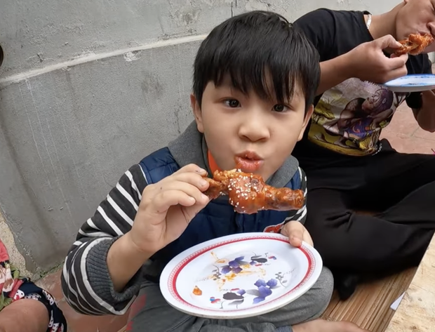 Nêm 1 loại gia vị truyền thống vào món gà sốt chua ngọt, bà Tân làm netizen lo lắng cho bao tử của hội khách mời ăn chực - Ảnh 7. Nêm 1 loại gia vị truyền thống vào món gà sốt chua ngọt, bà Tân làm netizen lo lắng cho bao tử của hội khách mời ăn chực - Ảnh 7.