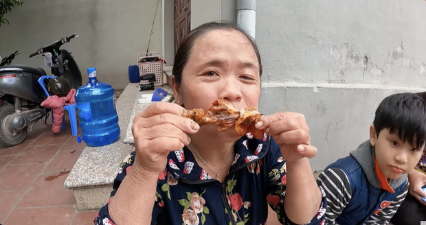 Nêm 1 loại gia vị truyền thống vào món gà sốt chua ngọt, bà Tân làm netizen lo lắng cho bao tử của hội khách mời ăn chực - Ảnh 8. Nêm 1 loại gia vị truyền thống vào món gà sốt chua ngọt, bà Tân làm netizen lo lắng cho bao tử của hội khách mời ăn chực - Ảnh 8.