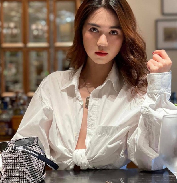 Bị soi vòng 1 khủng “bốc hơi” khi thả rông, Ngọc Trinh đáp 1 câu là biết mức độ hở bạo xứng danh nữ hoàng nội y - Ảnh 2.