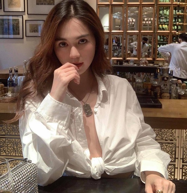 Bị soi vòng 1 khủng “bốc hơi” khi thả rông, Ngọc Trinh đáp 1 câu là biết mức độ hở bạo xứng danh nữ hoàng nội y - Ảnh 4.