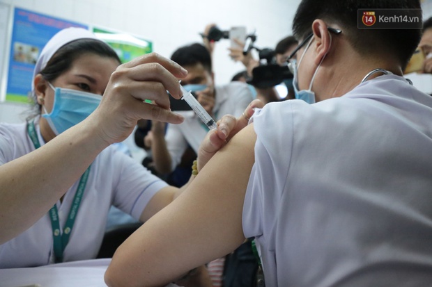 Những người đầu tiên tại Hà Nội và TP.HCM được tiêm vaccine phòng Covid-19 - Ảnh 28.