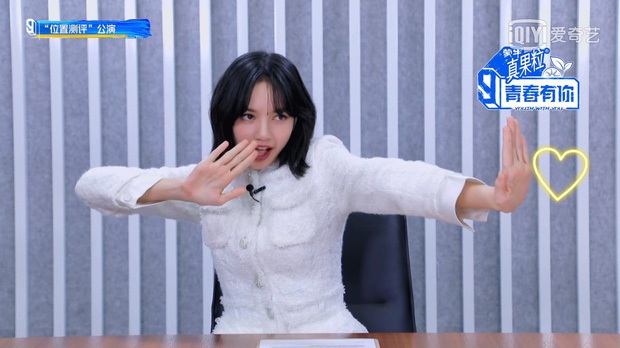 Lisa khoe vũ đạo ở Thanh Xuân Có Bạn, netizen lại thắc mắc: Ai giàu tới mức cho 200 tỷ để bả rẽ mái vậy? - Ảnh 4. Lisa khoe vũ đạo ở Thanh Xuân Có Bạn, netizen lại thắc mắc: Ai giàu tới mức cho 200 tỷ để bả rẽ mái vậy? - Ảnh 4.