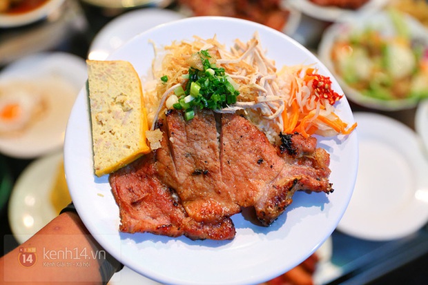 Ăn cơm tấm theo cách ngược đời, chàng trai khiến dân mạng nhấn phẫn nộ hàng loạt: Ở Sài Gòn chúng tôi không làm thế! - Ảnh 1. Ăn cơm tấm theo cách ngược đời, chàng trai khiến dân mạng nhấn phẫn nộ hàng loạt: Ở Sài Gòn chúng tôi không làm thế! - Ảnh 1.