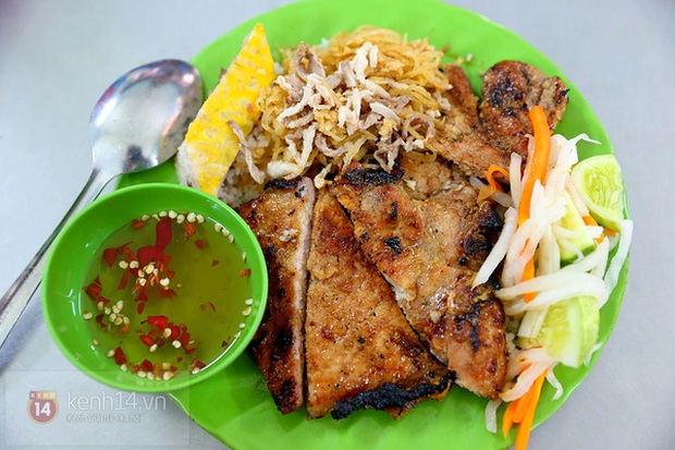 Ăn cơm tấm theo cách ngược đời, chàng trai khiến dân mạng nhấn phẫn nộ hàng loạt: Ở Sài Gòn chúng tôi không làm thế! - Ảnh 2. Ăn cơm tấm theo cách ngược đời, chàng trai khiến dân mạng nhấn phẫn nộ hàng loạt: Ở Sài Gòn chúng tôi không làm thế! - Ảnh 2.
