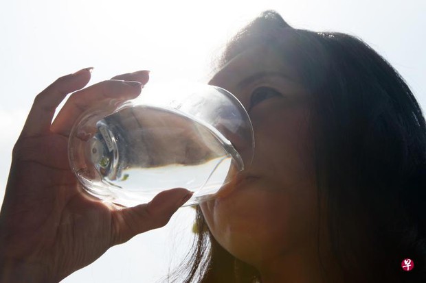 4 biểu hiện khi uống nước cho thấy sức khỏe của bạn đang có vấn đề, nếu không có thì chứng tỏ bạn vẫn rất khỏe mạnh - Ảnh 2.