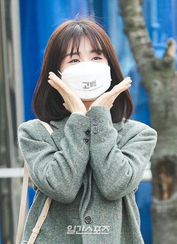 Dàn mỹ nhân đi làm mà như sàn diễn đọ sắc: Sunmi át cả Goo Hye Sun già nua, 2 thành viên 2NE1 bị đèn flash hại thậm tệ - Ảnh 14. Dàn mỹ nhân đi làm mà như sàn diễn đọ sắc: Sunmi át cả Goo Hye Sun già nua, 2 thành viên 2NE1 bị đèn flash hại thậm tệ - Ảnh 14.
