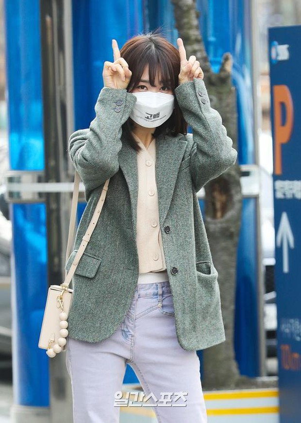 Dàn mỹ nhân đi làm mà như sàn diễn đọ sắc: Sunmi át cả Goo Hye Sun già nua, 2 thành viên 2NE1 bị đèn flash hại thậm tệ - Ảnh 13. Dàn mỹ nhân đi làm mà như sàn diễn đọ sắc: Sunmi át cả Goo Hye Sun già nua, 2 thành viên 2NE1 bị đèn flash hại thậm tệ - Ảnh 13.