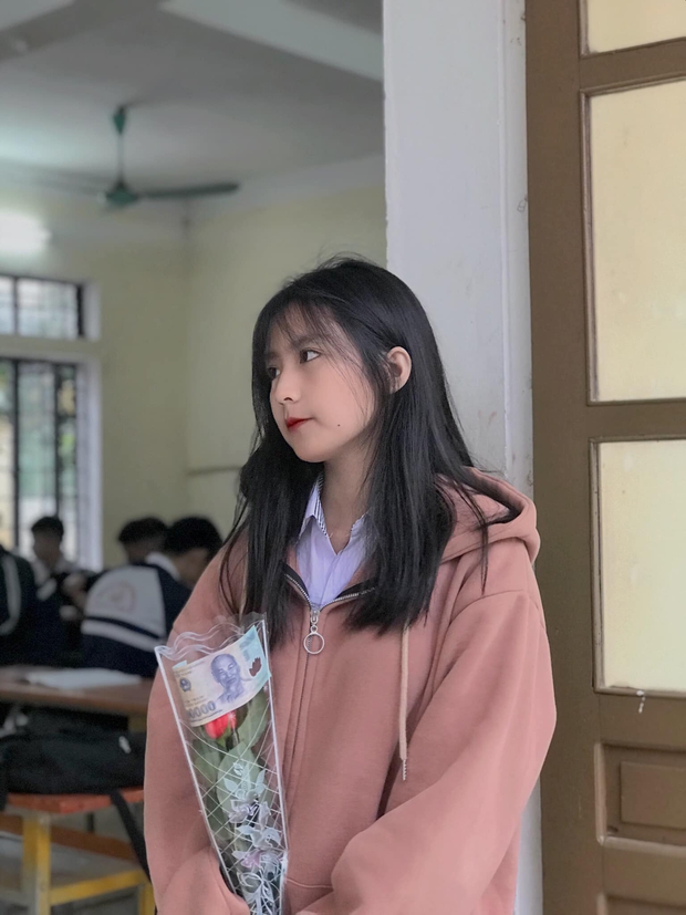 Nữ sinh 2K4 đăng ảnh khoe nhan sắc sương sương nhưng cư dân mạng chú ý hơn cả là món quà 8/3 - Ảnh 1.