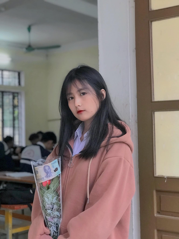 Nữ sinh 2K4 đăng ảnh khoe nhan sắc sương sương nhưng cư dân mạng chú ý hơn cả là món quà 8/3 - Ảnh 2.