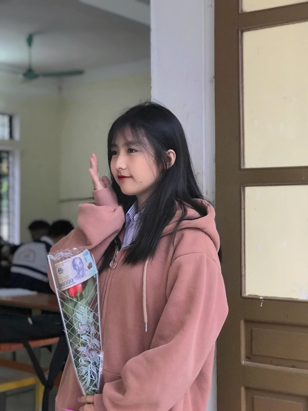 Nữ sinh 2K4 đăng ảnh khoe nhan sắc sương sương nhưng cư dân mạng chú ý hơn cả là món quà 8/3 - Ảnh 3.