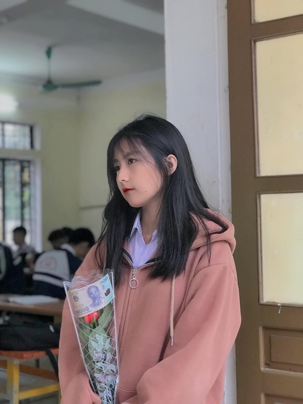 Nữ sinh 2K4 đăng ảnh khoe nhan sắc sương sương nhưng cư dân mạng chú ý hơn cả là món quà 8/3 - Ảnh 4.