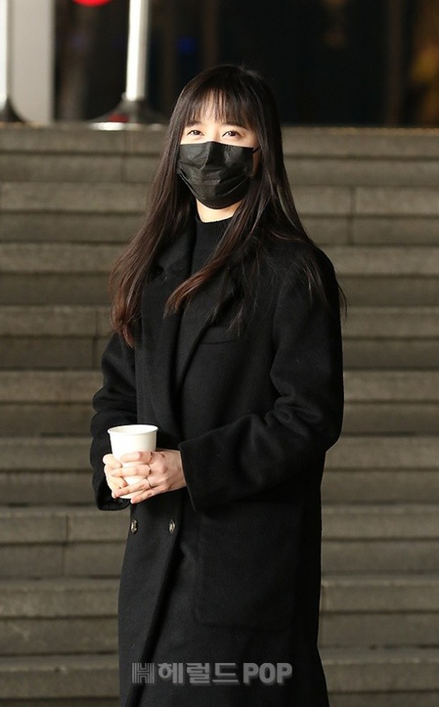 Dàn mỹ nhân đi làm mà như sàn diễn đọ sắc: Sunmi át cả Goo Hye Sun già nua, 2 thành viên 2NE1 bị đèn flash hại thậm tệ - Ảnh 6. Dàn mỹ nhân đi làm mà như sàn diễn đọ sắc: Sunmi át cả Goo Hye Sun già nua, 2 thành viên 2NE1 bị đèn flash hại thậm tệ - Ảnh 6.