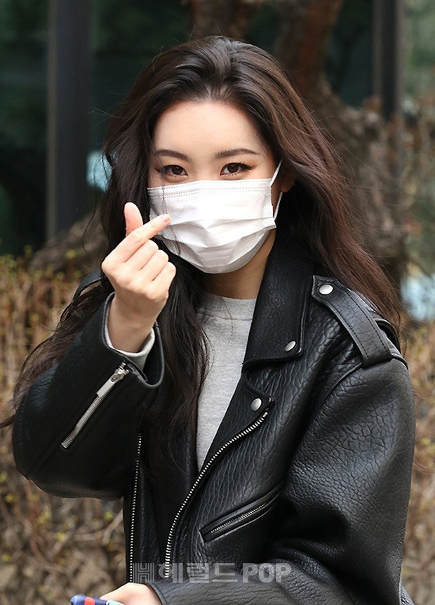 Dàn mỹ nhân đi làm mà như sàn diễn đọ sắc: Sunmi át cả Goo Hye Sun già nua, 2 thành viên 2NE1 bị đèn flash hại thậm tệ - Ảnh 4. Dàn mỹ nhân đi làm mà như sàn diễn đọ sắc: Sunmi át cả Goo Hye Sun già nua, 2 thành viên 2NE1 bị đèn flash hại thậm tệ - Ảnh 4.
