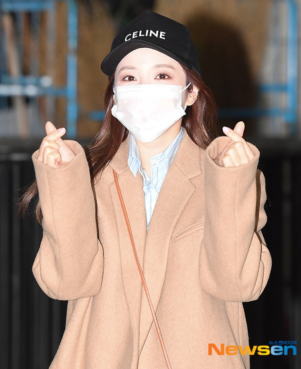 Dàn mỹ nhân đi làm mà như sàn diễn đọ sắc: Sunmi át cả Goo Hye Sun già nua, 2 thành viên 2NE1 bị đèn flash hại thậm tệ - Ảnh 10. Dàn mỹ nhân đi làm mà như sàn diễn đọ sắc: Sunmi át cả Goo Hye Sun già nua, 2 thành viên 2NE1 bị đèn flash hại thậm tệ - Ảnh 10.