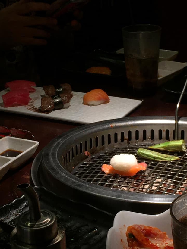 Lần đầu dẫn mẹ đi ăn sushi, cô gái muốn độn thổ giữa nhà hàng vì gặp cảnh này: Người Nhật mà thấy chắc cũng xỉu ngang! - Ảnh 1. Lần đầu dẫn mẹ đi ăn sushi, cô gái muốn độn thổ giữa nhà hàng vì gặp cảnh này: Người Nhật mà thấy chắc cũng xỉu ngang! - Ảnh 1.