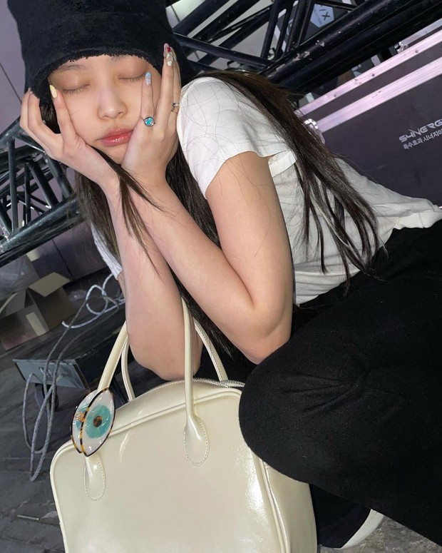 Một nữ idol Kpop dùng túi hãng được cho là của Jennie, soi ra mới biết đây chính là tình xưa của bạn trai cô Jen - Ảnh 4. Một nữ idol Kpop dùng túi hãng được cho là của Jennie, soi ra mới biết đây chính là tình xưa của bạn trai cô Jen - Ảnh 4.
